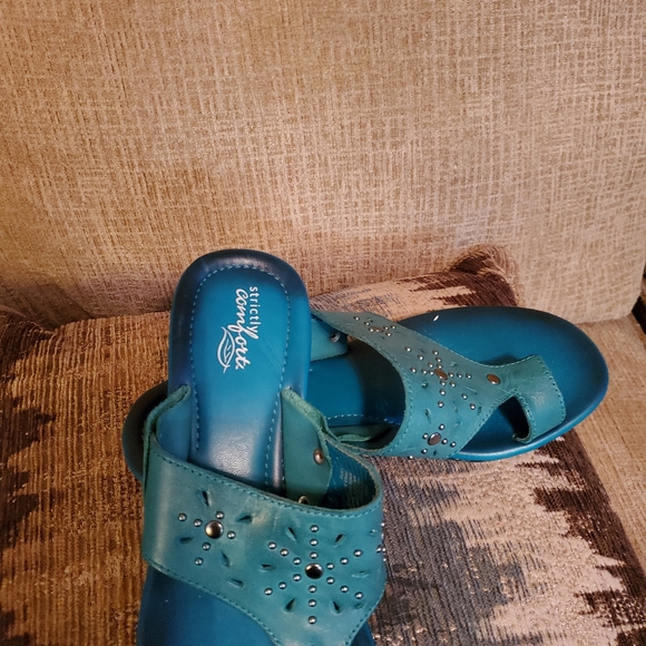 Sandals - Picture 2 of 4